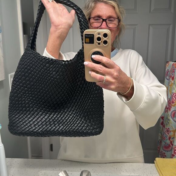 Large Black Woven Vegan Leather Shoulder Bag with magnetic closure - Picture 14 of 14